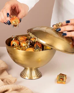 شکلات خوری درب دار ، پایه دار کویین برنجی طلایی AQ-7707